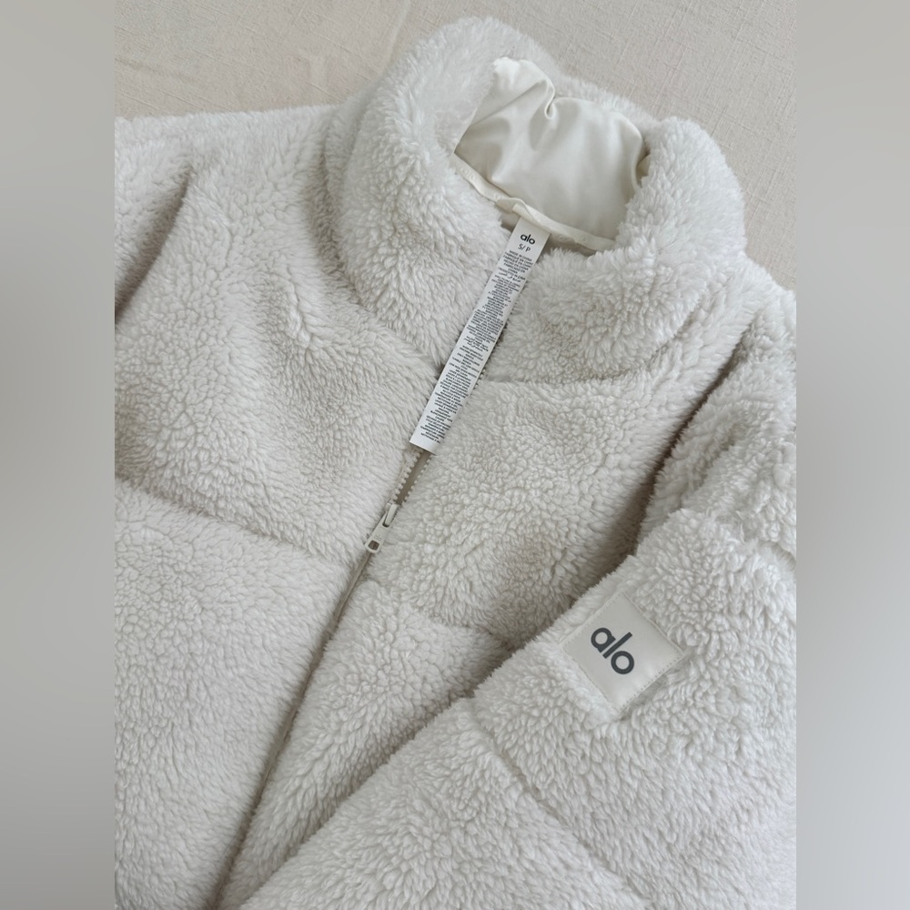 Alo Yoga Sherpa Stage Puffer - Ivory, Size Small